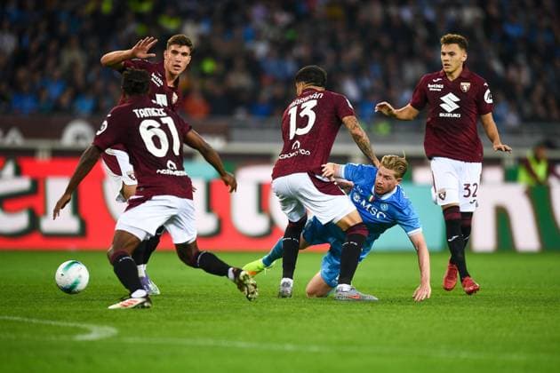 Napoli™s Kevin De Bruyne his blocked by Torino players during the Serie A soccer match between Torino and Napoli at the Stadio Olimpico Grande Torino in Turin, north west Italy - Saturday, October 18, 2025. - Soccer .  Copyright: xAlbertoxGandolfo LaPressex