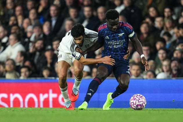 Premier League Fulham v Arsenal Bukayo Saka of Arsenal tries to hold off Raul Jimenez of Fulham during the Premier League match Fulham vs Arsenal at Craven Cottage, London, United Kingdom, 18th October 2025 (Photo by Harvey Murphy News Images) Copyright: xHarveyxMurphy NewsxImagesx