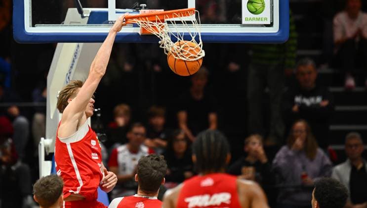 18 10 2025 Basketball Season 2025 2026 2 Bundesliga Pro A 04 Matchday Nuremberg Falcons Basketball Club NBC Phoenix Hagen xwoxzix Trevor James Baskin 22, Nuremberg Falcons BC NBC Dunking Dunk