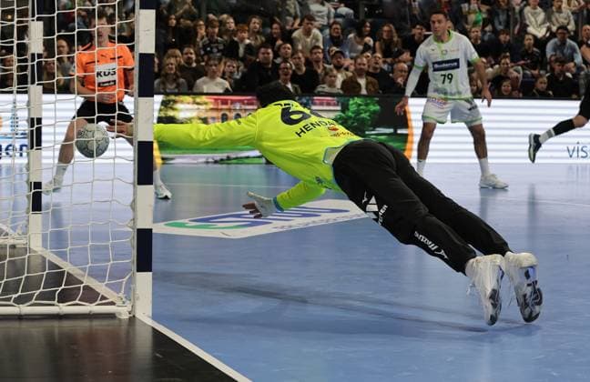 18 10 2025 Handball 1 Bundesliga DAIKIN HBL Season 2025 2026 09 Matchday HC Erlangen Metropolregion Nürnberg HCE HSG Wetzlar DaMa xdaxmax Karim Hendawy 66, HSG Wetzlar jumps ball behind