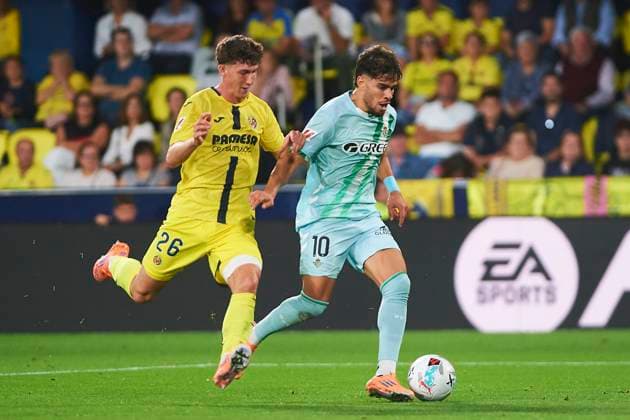 Pau Navarro (Villarreal CF) and Ez Abde (Real Betis) during the LaLiga EA Sports match between Villarreal CF and Real Betis at Estadio de la Ceramica on October 18, 2025 in Villarreal, Spain. (Photo by Maria Jose Segovia DeFodi Images) Pau Navarro Villarreal CF and Ez Abde Real Betis during the LaLiga EA Sports match between Villarreal CF and Real Betis at Estadio de la Ceramica on October 18, 2025 in Villarreal, Spain Photo by Maria Jose Segovia DeFodi Images