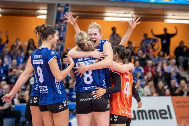 Pauline Martin Allianz MTV Stuttgart, 11 cheers, cry of joy with team GER, Allianz MTV Stuttgart Ladies in Black Aachen, Volleyball Bundesliga, VBL, 2025 2026 season, 18 10 2025 GER, Allianz MTV Stuttgart Ladies in Black Aachen, Volleyball Bundesliga, VBL, 2025 2026 season, 18 10 2025 Stuttgart Copyright: xSandyxDinkelackerx EP_SDR