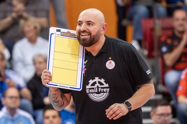 Konstantin Bitter Allianz MTV Stuttgart, Coach GER, Allianz MTV Stuttgart Ladies in Black Aachen, Volleyball Bundesliga, VBL, Season 2025 2026, 18 10 2025 GER, Allianz MTV Stuttgart Ladies in Black Aachen, Volleyball Bundesliga, VBL, Season 2025 2026, 18 10 2025 Stuttgart Copyright: xSandyxDinkelackerx EP_SDR