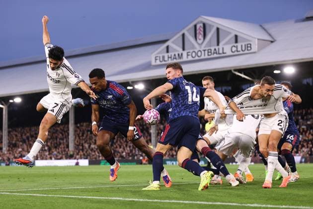 Fulham gegen Arsenal 18. Oktober 2025, London Premier League Fußball Fulham gegen Arsenal Raul Jimenez von Fulham schlägt Jurrien Timber von Arsenal zum Kopfball Foto Jacques Feeney Abseits London UK  Copyright: xJacquesxFeeneyx xOffsidexOffside