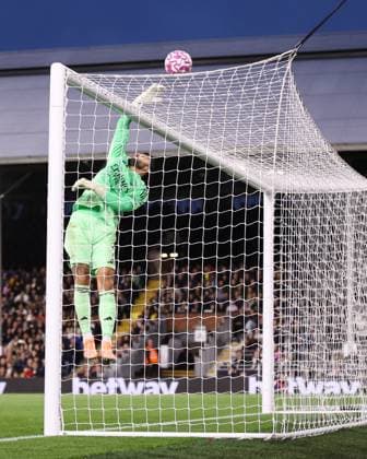 Fulham gegen Arsenal 18. Oktober 2025, London Premier League Fußball Fulham gegen Arsenal Arsenal-Torwart David Raya lenkt den Ball über die Latte Foto Jacques Feeney Abseits London UK  Copyright: xJacquesxFeeneyx xOffsidexOffside