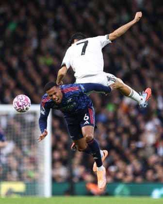 Fulham gegen Arsenal 18. Oktober 2025, London Premier League Fußball Fulham gegen Arsenal Gabriel von Arsenal und Raul Jimenez von Fulham Foto Jacques Feeney Abseits London UK  Copyright: xJacquesxFeeneyx xOffsidexOffside