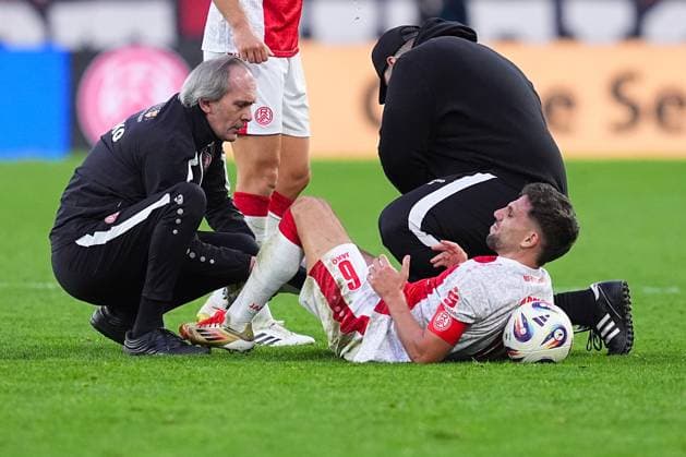 18 10 2025, xydrx, Fußball, 3 Liga, Rot Weiss Essen FC Viktoria Köln, Saison 2025 2026, Stadion an der Hafenstraße Ahmet Arslan Rot Weiss Essen 6 word auf dem Platz behandelt DFB regulations prohibit any use of photographs as image sequences and or quasi video Nordrhein Westfahlen Germany
