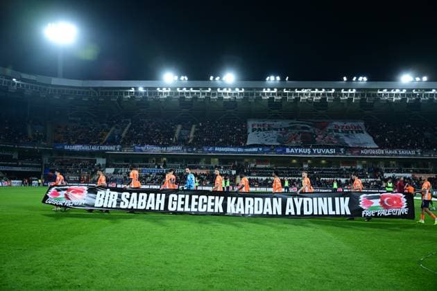 RAMS Basaksehir v Galatasaray - Turkish Super Lig ISTANBUL, TURKIYE - OCTOBER 18: Players enter the pitch with a banner to show support for Palestine ahead of Turkish Super Lig week 9 football match between RAMS Basaksehir and Galatasaray at Basaksehir Fatih Terim Stadium in Istanbul, Turkiye on October 18, 2025. Abdulhamid Hosbas Anadolu Istanbul Turkey. Editorial use only. Please get in touch for any other usage.  Copyright: x2025xAnadoluxAbdulhamidxHosbasx