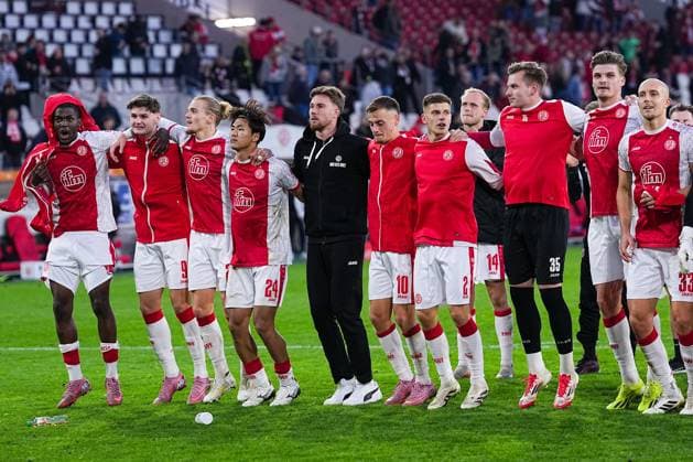 18 10 2025, xydrx, Fußball, 3 Liga, Rot Weiss Essen FC Viktoria Köln, Saison 2025 2026, Stadion an der Hafenstraße Jaka Cuber Potocnik Rot Weiss Essen 9 Tom Moustier Rot Weiss Essen 28 Kaito Mizuta Rot Weiss Essen 24 Marvin Obuz Rot Weiss Essen 10 Michael Kostka Rot Weiss Essen 2 Felix Wienand Rot Weiss Essen 35 Tobias Kraulich Rot Weiss Essen 33 feiern den 1 0 Sieg DFB regulations prohibit any use of photographs as image sequences and or quasi video Nordrhein Westfahlen Germany