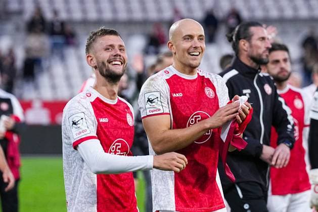 18 10 2025, xydrx, Fußball, 3 Liga, Rot Weiss Essen FC Viktoria Köln, Saison 2025 2026, Stadion an der Hafenstraße Torben Muesel Rot Weiss Essen 26 and Tobias Kraulich Rot Weiss Essen 33 are happy about the 1 0 victory DFB regulations prohibit any use of photographs as image sequences and or quasi video Nordrhein Westfahlen Germany