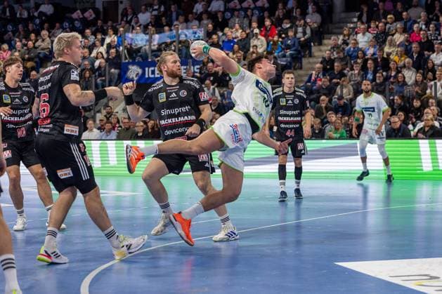 Josip Simic HSG Wetzlar, 10 at the circle, Maciej Gebala HC Erlangen, 77 Marek Nissen HC Erlangen, 06 Christoph Steinert HC Erlangen, 44 HC Erlangen vs HSG Wetzlar, Handball, 1 Handball Bundesliga, Saison 2025 2026, 9 Spieltag, 18 10 2025 HC Erlangen vs HSG Wetzlar, Handball, 1 Handball Bundesliga, Saison 2025 2026, 9 Spieltag, 18 10 2025 Nuernberg Copyright: xEibner-Pressefoto ArdanxFuessmanx EP_AFN