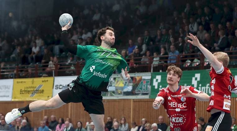 18 10 2025, xfsx, Herren, Handball, Saison 2025 2026, 3 Liga, Staffel Sued, 9 Spieltag Woelfe Wuerzburg HC Erlangen II v li Luis Franke Woelfe Wuerzburg , Julian Taft HC Erlangen II , Nils Hindelang HC Erlangen II Wuerzburg tectake ARENA Bayern Germany