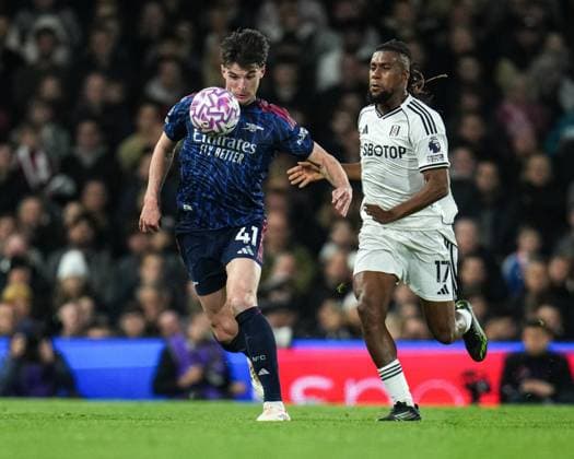 Premier League Fulham v Arsenal Declan Rice of Arsenal on the ball driving forward during the Premier League match Fulham vs Arsenal at Craven Cottage, London, United Kingdom, 18th October 2025 (Photo by Harvey Murphy News Images) Copyright: xHarveyxMurphy NewsxImagesx