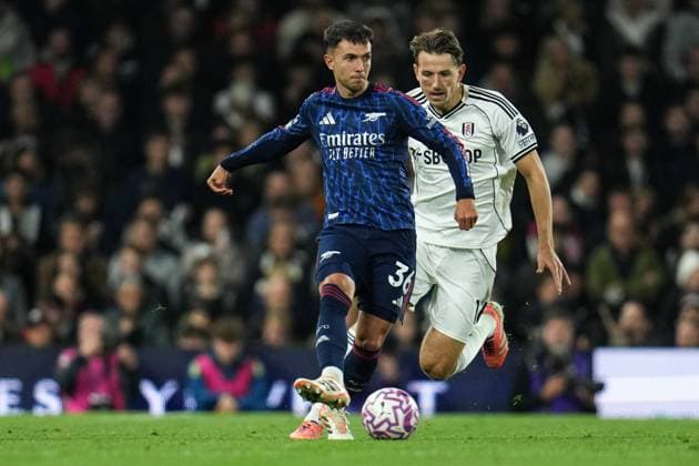 Premier League Fulham v Arsenal Martin Zubimendi of Arsenal makes pass under pressure from Sander Berge of Fulham during the Premier League match Fulham vs Arsenal at Craven Cottage, London, United Kingdom, 18th October 2025 (Photo by Harvey Murphy News Images) Copyright: xHarveyxMurphy NewsxImagesx