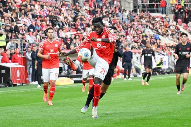18 10 2025, xsltx, Soccer 1 Bundesliga, FSV Mainz 05 Bayer 04 Leverkusen v l Danny da Costa 1 FSV Mainz 05 DFL DFB REGULATIONS PROHIBIT ANY USE OF PHOTOGRAPHS as IMAGE SEQUENCES and or QUASI VIDEO