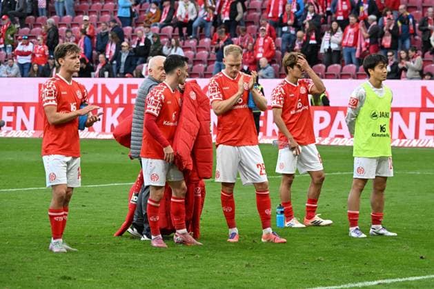 18 10 2025, xsltx, Fussball 1 Bundesliga, FSV Mainz 05 Bayer 04 Leverkusen v l After a valiant fight and a 3 4 against Leverkusen, the Mainz players thank the fans DFL DFB REGULATIONS PROHIBIT ANY USE OF PHOTOGRAPHS as IMAGE SEQUENCES and or QUASI VIDEO