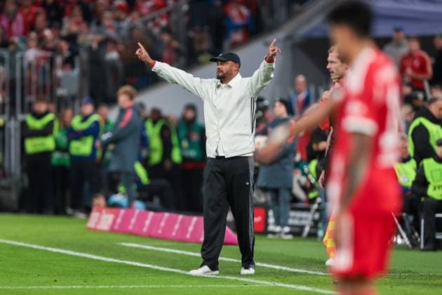 18 10 2025, 1 Bundesliga, Matchday 7, FC Bayern Munich Borussia Dortmund, Coach Vincent Kompany FC Bayern Munich gives instructions, Munich Allainz Arena Bayern Germany xRHR PHOTO ENx Copyright: DennisxEwert RHR-FOTOx RHR-FOTO DE