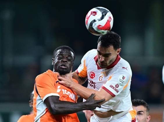 RAMS Basaksehir v Galatasaray - Turkish Super Lig ISTANBUL, TURKIYE - OCTOBER 18: Olivier Michel Kemen (L) of RAMS Basaksehir in action against Kaan Ayhan (R) of Galatasaray during Turkish Super Lig week 9 football match between RAMS Basaksehir and Galatasaray at Basaksehir Fatih Terim Stadium in Istanbul, Turkiye on October 18, 2025. Oguz Yeter Anadolu Istanbul Turkey. Editorial use only. Please get in touch for any other usage.  Copyright: x2025xAnadoluxOguzxYeterx