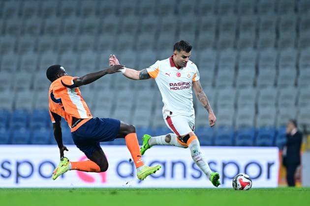 RAMS Basaksehir v Galatasaray - Turkish Super Lig ISTANBUL, TURKIYE - OCTOBER 18: Olivier Michel Kemen (L) of RAMS Basaksehir in action against Abdulkerim Bardakci (R) of Galatasaray during Turkish Super Lig week 9 football match between RAMS Basaksehir and Galatasaray at Basaksehir Fatih Terim Stadium in Istanbul, Turkiye on October 18, 2025. Oguz Yeter Anadolu Istanbul Turkey. Editorial use only. Please get in touch for any other usage.  Copyright: x2025xAnadoluxOÄüuzxYeterx
