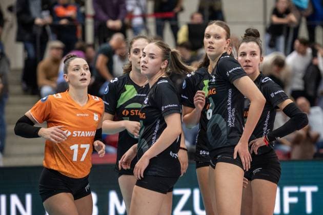 vl Kacey Jost Ladies in Black Aachen, 17 , Hanna Emilia Freiynfeldova Ladies in Black Aachen, 13 , Marit Zander Ladies in Black Aachen, 03 , Karmena Struka Ladies in Black Aachen, 16 , Tsvetelina Ilieva Ladies in Black Aachen, 11 critical looks GER, Allianz MTV Stuttgart Ladies in Black Aachen, Volleyball Bundesliga, VBL, 2025 2026 season, 18 10 2025 GER, Allianz MTV Stuttgart Ladies in Black Aachen, Volleyball Bundesliga, VBL, 2025 2026 season, 18 10 2025 Stuttgart Copyright: xSandyxDinkelackerx EP_SDR