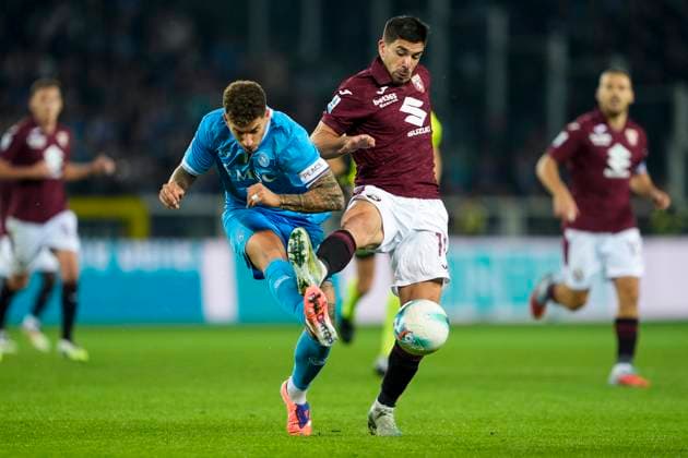 NapoliÕs Giovanni Di Lorenzo fights for the ball with TorinoÕs Giovanni Simeone during the Serie A soccer match between Torino Fc and Napoli at the Stadio Olimpico Grande Torino in Turin, north west Italy - October 18, 2025. - Soccer  Copyright: xFabioxFerrari LaPressex