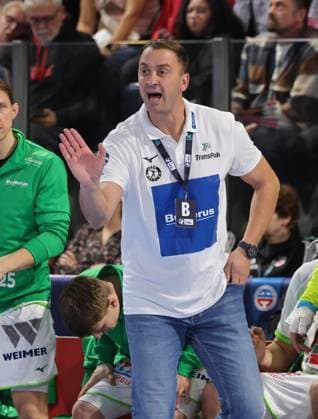 18 10 2025 Handball 1 Bundesliga DAIKIN HBL Season 2025 2026 09 Matchday HC Erlangen Metropolregion Nürnberg HCE HSG Wetzlar DaMa xdaxmax Momor Ilic Coach, HSG Wetzlar indicates gestures directs gives instructions