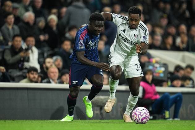 Premier League Fulham v Arsenal Bukayo Saka of Arsenal and Ryan Sessegnon of Fulham battle during the Premier League match Fulham vs Arsenal at Craven Cottage, London, United Kingdom, 18th October 2025 (Photo by Harvey Murphy News Images) Copyright: xHarveyxMurphy NewsxImagesx