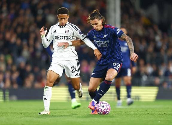 Fulham v Arsenal, English Premier League, Craven Cottage, London, UK - 18 10 2025 Riccardo Calafiori of Arsenal is pressured by Joshua King of Fulham in the Premier League game at Craven Cottage London Craven Cottage London GBR, UK NEWSPAPERS OUT Copyright: xMarkxGreenwoodx