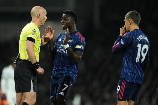 Premier League Fulham v Arsenal Bukayo Saka of Arsenal speaking to referee Anthony Taylor over penalty decision during the Premier League match Fulham vs Arsenal at Craven Cottage, London, United Kingdom, 18th October 2025 (Photo by Harvey Murphy News Images) Copyright: xHarveyxMurphy NewsxImagesx