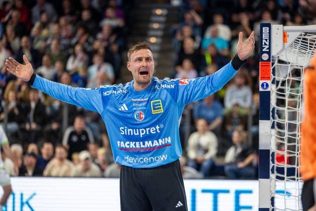 Dario Quenstedt HC Erlangen, 01 complains towards referee HC Erlangen vs HSG Wetzlar, Handball, 1 Handball Bundesliga, Season 2025 2026, Matchday 9, 18 10 2025 HC Erlangen vs HSG Wetzlar, Handball, 1 Handball Bundesliga, Season 2025 2026, Matchday 9, 18 10 2025 Nuremberg Copyright: xEibner-Pressefoto ArdanxFuessmanx EP_AFN