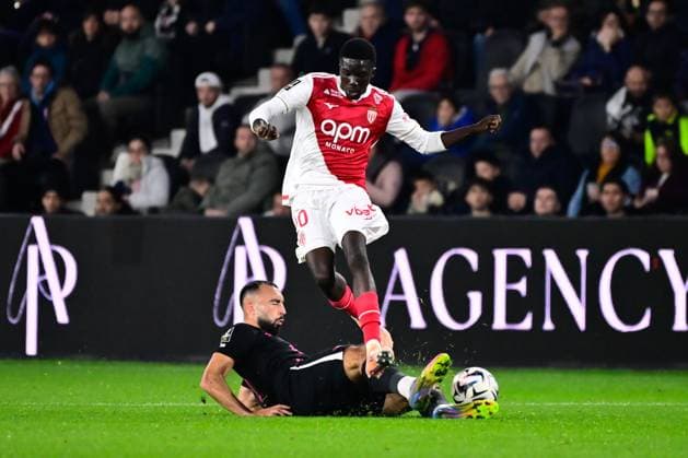 FOOTBALL : Angers vs Monaco - Ligue 1 - 18 10 2025 Abdelli Himad ( 10 - Angers ) and Kassoum Ouattara ( 20 - Monaco ) during the Ligue 1 match between Angers SCO and AS Monaco at Stade Raymond Kopa on October 18, 2025 in Angers, France. ( Photo by Federico Pestellini PsnewZ ) - AngersFrance  Copyright: xFedericoxPestellinix