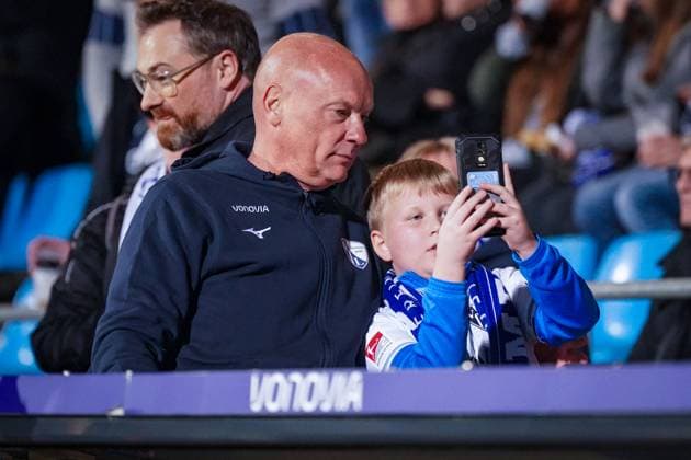Germany Soccer 2 Bundesliga 2025 26, 9 Matchday VfL Bochum vs Hertha BSC Berlin Vonovia Ruhrstadion Bochum Uwe Rösler Coach, VfL Bochum Selfie with young fan Bochum North Rhine Westphalia Germany Copyright: xJOERANxSTEINSIEKx