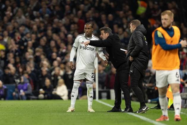 Manager Marco Silva of Fulham giving Kevin of Fulham instructions from the sideline during the Premier League match between Fulham and Arsenal at Craven Cottage on October 18, 2025 in London, England. (Photo by Pedro Soares SPP) Copyright: xPedroxSoaresx xSPPx Sportspressphoto_SPR44135