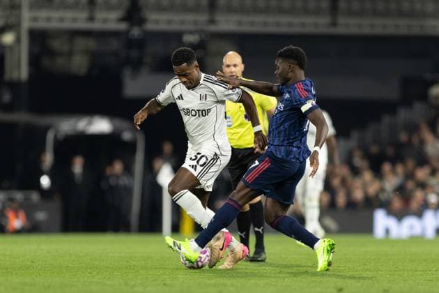 Ryan Sessegnon of Fulham drubbing pass Bukayo Saka of Arsenal during the Premier League match between Fulham and Arsenal at Craven Cottage on October 18, 2025 in London, England. (Photo by Pedro Soares SPP) Copyright: xPedroxSoaresx xSPPx Sportspressphoto_SPR44136
