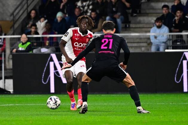 FOOTBALL : Angers vs Monaco - Ligue 1 - 18 10 2025 Mamadou Coulibaly ( 28 - Monaco ) and Jordan LEFORT ( 21 - Angers ) during the Ligue 1 match between Angers SCO and AS Monaco at Stade Raymond Kopa on October 18, 2025 in Angers, France. ( Photo by Federico Pestellini PsnewZ ) - AngersFrance  Copyright: xFedericoxPestellinix