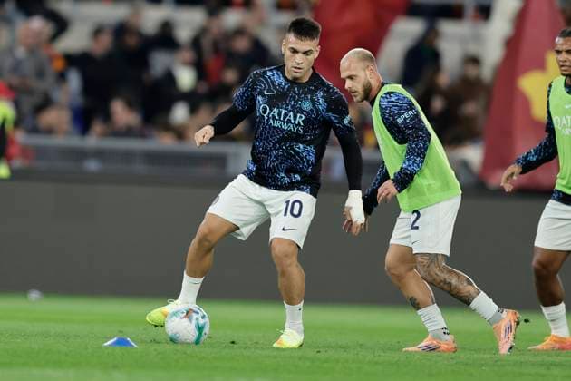 Serie a football match AS Roma vs Inter Inter™s Argentinian forward Lautaro Martinez controls the ball before the Serie A football match between AS Roma vs Inter at the Olimpico Stadium in Rome, Italy on October 18, 2025. _BPH5826 Copyright: xAntonioxBalascox