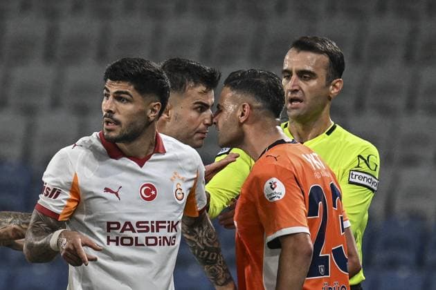 RAMS Basaksehir v Galatasaray - Turkish Super Lig ISTANBUL, TURKIYE - OCTOBER 18: Deniz Turuc of RAMS Basaksehir in action against Abdulkerim Bardakci of Galatasaray during Turkish Super Lig week 9 football match between RAMS Basaksehir and Galatasaray at Basaksehir Fatih Terim Stadium in Istanbul, Turkiye on October 18, 2025. Murat Sengul Anadolu Istanbul Turkey. Editorial use only. Please get in touch for any other usage.  Copyright: x2025xAnadoluxMuratxSengulx