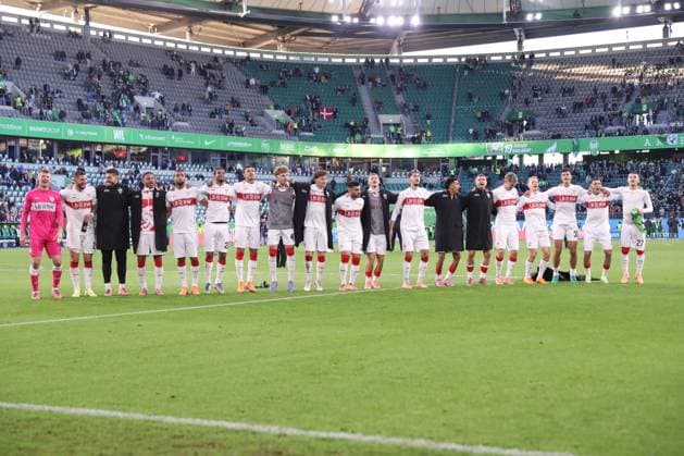 18 10 2025, xgox, Fußball 1 Bundesliga VfL Wolfsburg VfB Stuttgart emspor, v l Stuttgart Jubel über den Sieg, Jubel nach Spielende DFL DFB REGULATIONS PROHIBIT ANY USE OF PHOTOGRAPHS as IMAGE SEQUENCES and or QUASI VIDEO Wolfsburg