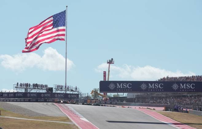 FORMULA 1 MSC CRUISES UNITED STATES GRAND PRIX 2025 18 10 2025, Circuit of The Americas, Austin, FORMULA 1 MSC CRUISES UNITED STATES GRAND PRIX 2025 , pictured race start , Max Verstappen NLD , Oracle Red Bull Racing takes the lead, Lando Norris GBR , McLaren F1 Team, Oscar Piastri AUS , Fernando Alonso ESP , Aston Martin Aramco Cognizant Formula One Team and Nico Hülkenberg DEU , Stake F1 Team Kick Sauber crash Lando Norris GBR , McLaren F1 Team has to park its car, which is later recovered by the track marshals nordphotoxGmbHx xBratic nph00250