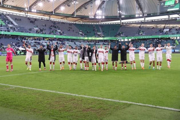 18 10 2025, xgox, Fußball 1 Bundesliga VfL Wolfsburg VfB Stuttgart emspor, v l Stuttgart Jubel über den Sieg, Jubel nach Spielende DFL DFB REGULATIONS PROHIBIT ANY USE OF PHOTOGRAPHS as IMAGE SEQUENCES and or QUASI VIDEO Wolfsburg
