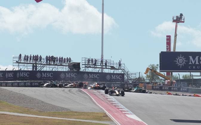 FORMULA 1 MSC CRUISES UNITED STATES GRAND PRIX 2025 18 10 2025, Circuit of The Americas, Austin, FORMULA 1 MSC CRUISES UNITED STATES GRAND PRIX 2025 , pictured race start , Max Verstappen NLD , Oracle Red Bull Racing takes the lead, Lando Norris GBR , McLaren F1 Team, Oscar Piastri AUS , Fernando Alonso ESP , Aston Martin Aramco Cognizant Formula One Team and Nico Hülkenberg DEU , Stake F1 Team Kick Sauber crash Lando Norris GBR , McLaren F1 Team has to park its car, which is later recovered by the track marshals nordphotoxGmbHx xBratic nph00250