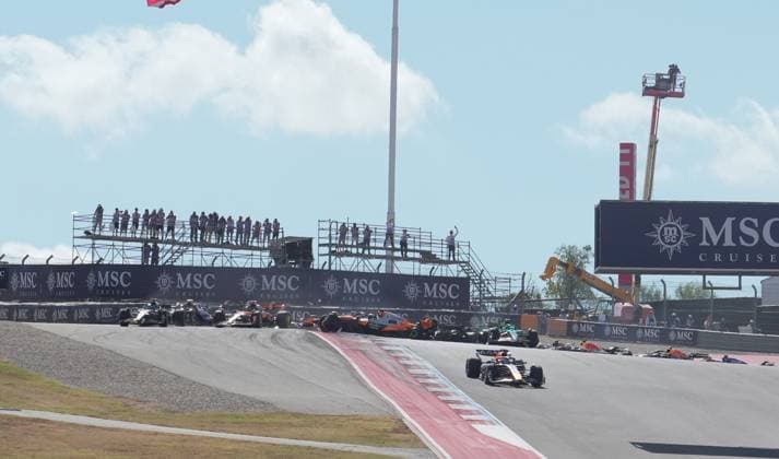 FORMULA 1 MSC CRUISES UNITED STATES GRAND PRIX 2025 18 10 2025, Circuit of The Americas, Austin, FORMULA 1 MSC CRUISES UNITED STATES GRAND PRIX 2025 , pictured race start , Max Verstappen NLD , Oracle Red Bull Racing takes the lead, Lando Norris GBR , McLaren F1 Team, Oscar Piastri AUS , Fernando Alonso ESP , Aston Martin Aramco Cognizant Formula One Team and Nico Hülkenberg DEU , Stake F1 Team Kick Sauber crash Lando Norris GBR , McLaren F1 Team has to park its car, which is later recovered by the track marshals nordphotoxGmbHx xBratic nph00250