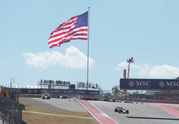 FORMULA 1 MSC CRUISES UNITED STATES GRAND PRIX 2025 18 10 2025, Circuit of The Americas, Austin, FORMULA 1 MSC CRUISES UNITED STATES GRAND PRIX 2025 , pictured race start , Max Verstappen NLD , Oracle Red Bull Racing takes the lead, Lando Norris GBR , McLaren F1 Team, Oscar Piastri AUS , Fernando Alonso ESP , Aston Martin Aramco Cognizant Formula One Team and Nico Hülkenberg DEU , Stake F1 Team Kick Sauber crash Lando Norris GBR , McLaren F1 Team has to park its car, which is later recovered by the track marshals nordphotoxGmbHx xBratic nph00250