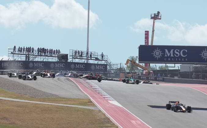 FORMULA 1 MSC CRUISES UNITED STATES GRAND PRIX 2025 18 10 2025, Circuit of The Americas, Austin, FORMULA 1 MSC CRUISES UNITED STATES GRAND PRIX 2025 , pictured race start , Max Verstappen NLD , Oracle Red Bull Racing takes the lead, Lando Norris GBR , McLaren F1 Team, Oscar Piastri AUS , Fernando Alonso ESP , Aston Martin Aramco Cognizant Formula One Team and Nico Hülkenberg DEU , Stake F1 Team Kick Sauber crash Lando Norris GBR , McLaren F1 Team has to park its car, which is later recovered by the track marshals nordphotoxGmbHx xBratic nph00250
