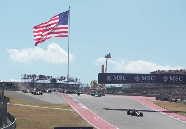 FORMULA 1 MSC CRUISES UNITED STATES GRAND PRIX 2025 18 10 2025, Circuit of The Americas, Austin, FORMULA 1 MSC CRUISES UNITED STATES GRAND PRIX 2025 , pictured race start , Max Verstappen NLD , Oracle Red Bull Racing takes the lead, Lando Norris GBR , McLaren F1 Team, Oscar Piastri AUS , Fernando Alonso ESP , Aston Martin Aramco Cognizant Formula One Team and Nico Hülkenberg DEU , Stake F1 Team Kick Sauber crash Lando Norris GBR , McLaren F1 Team has to park its car, which is later recovered by the track marshals nordphotoxGmbHx xBratic nph00250