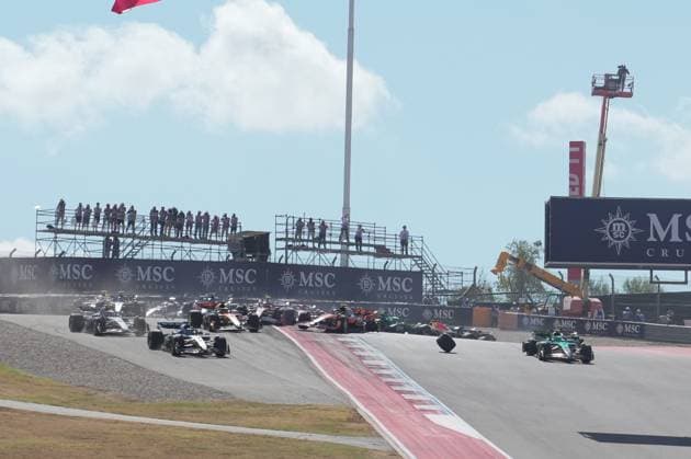 FORMULA 1 MSC CRUISES UNITED STATES GRAND PRIX 2025 18 10 2025, Circuit of The Americas, Austin, FORMULA 1 MSC CRUISES UNITED STATES GRAND PRIX 2025 , pictured race start , Max Verstappen NLD , Oracle Red Bull Racing takes the lead, Lando Norris GBR , McLaren F1 Team, Oscar Piastri AUS , Fernando Alonso ESP , Aston Martin Aramco Cognizant Formula One Team and Nico Hülkenberg DEU , Stake F1 Team Kick Sauber crash Lando Norris GBR , McLaren F1 Team has to park its car, which is later recovered by the track marshals nordphotoxGmbHx xBratic nph00250