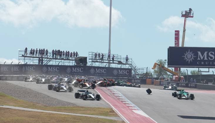 FORMULA 1 MSC CRUISES UNITED STATES GRAND PRIX 2025 18 10 2025, Circuit of The Americas, Austin, FORMULA 1 MSC CRUISES UNITED STATES GRAND PRIX 2025 , pictured race start , Max Verstappen NLD , Oracle Red Bull Racing takes the lead, Lando Norris GBR , McLaren F1 Team, Oscar Piastri AUS , Fernando Alonso ESP , Aston Martin Aramco Cognizant Formula One Team and Nico Hülkenberg DEU , Stake F1 Team Kick Sauber crash Lando Norris GBR , McLaren F1 Team has to park its car, which is later recovered by the track marshals nordphotoxGmbHx xBratic nph00250