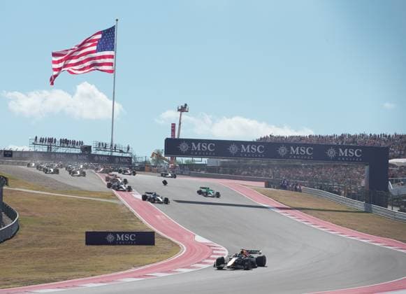 FORMULA 1 MSC CRUISES UNITED STATES GRAND PRIX 2025 18 10 2025, Circuit of The Americas, Austin, FORMULA 1 MSC CRUISES UNITED STATES GRAND PRIX 2025 , pictured race start , Max Verstappen NLD , Oracle Red Bull Racing takes the lead, Lando Norris GBR , McLaren F1 Team, Oscar Piastri AUS , Fernando Alonso ESP , Aston Martin Aramco Cognizant Formula One Team and Nico Hülkenberg DEU , Stake F1 Team Kick Sauber crash Lando Norris GBR , McLaren F1 Team has to park its car, which is later recovered by the track marshals nordphotoxGmbHx xBratic nph00250