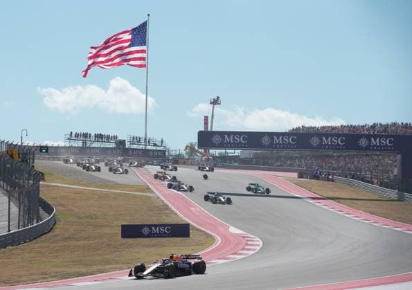 FORMULA 1 MSC CRUISES UNITED STATES GRAND PRIX 2025 18 10 2025, Circuit of The Americas, Austin, FORMULA 1 MSC CRUISES UNITED STATES GRAND PRIX 2025 , pictured race start , Max Verstappen NLD , Oracle Red Bull Racing takes the lead, Lando Norris GBR , McLaren F1 Team, Oscar Piastri AUS , Fernando Alonso ESP , Aston Martin Aramco Cognizant Formula One Team and Nico Hülkenberg DEU , Stake F1 Team Kick Sauber crash Lando Norris GBR , McLaren F1 Team has to park its car, which is later recovered by the track marshals nordphotoxGmbHx xBratic nph00250