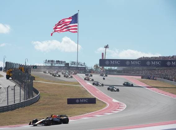 FORMULA 1 MSC CRUISES UNITED STATES GRAND PRIX 2025 18 10 2025, Circuit of The Americas, Austin, FORMULA 1 MSC CRUISES UNITED STATES GRAND PRIX 2025 , pictured race start , Max Verstappen NLD , Oracle Red Bull Racing takes the lead, Lando Norris GBR , McLaren F1 Team, Oscar Piastri AUS , Fernando Alonso ESP , Aston Martin Aramco Cognizant Formula One Team and Nico Hülkenberg DEU , Stake F1 Team Kick Sauber crash Lando Norris GBR , McLaren F1 Team has to park its car, which is later recovered by the track marshals nordphotoxGmbHx xBratic nph00250